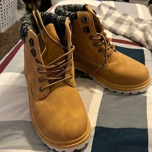 YO/KI hiking boots never worn
